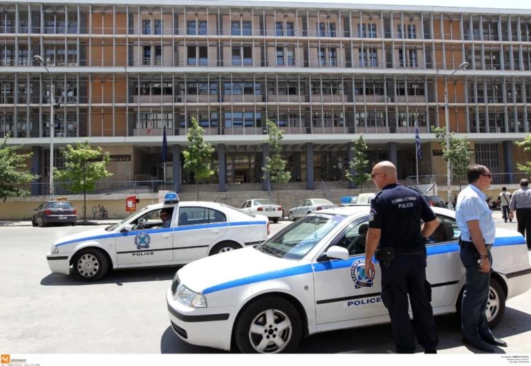 Χαμός στα δικαστήρια της Θεσσαλονίκης: Aστυνομικός έσυρε γυναίκα δικηγόρο έξω από αίθουσα!